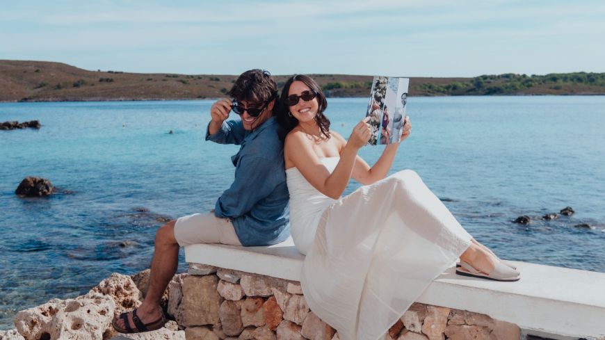 Coppia che si gode una passeggiata in riva al mare a Minorca