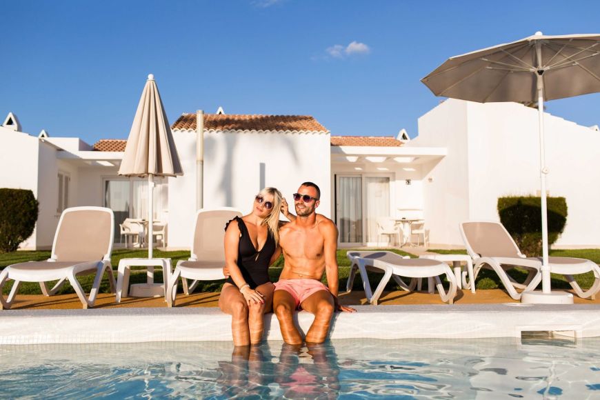 Pareja en piscina