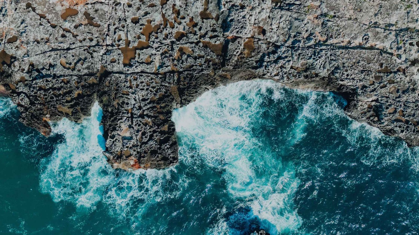 Vista aérea de la costa de Menorca en otoño con aguas turquesa y acantilados