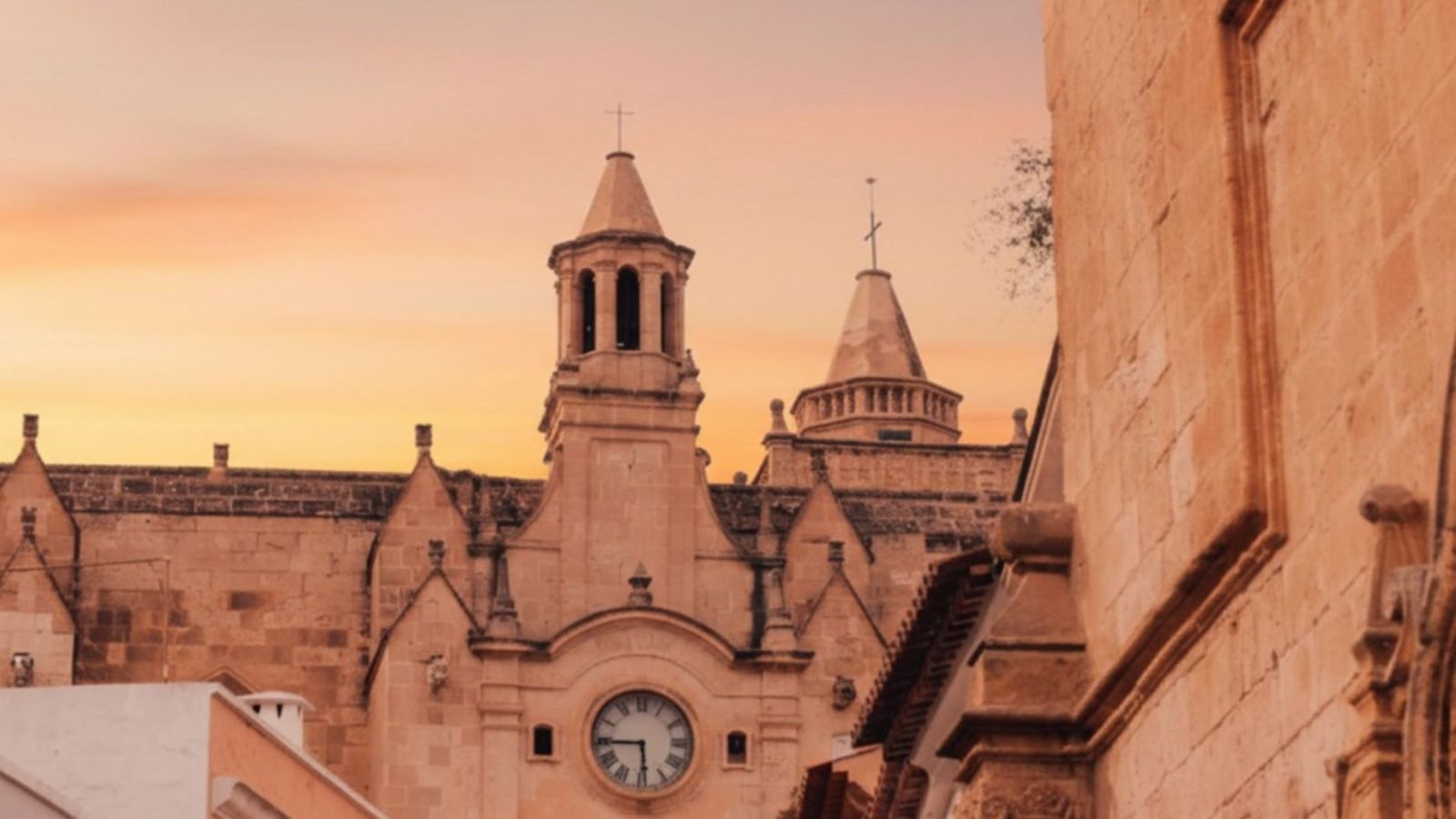 Iglesia del Roser y edificios históricos en el centro de Ciutadella de Menorca en otoño
