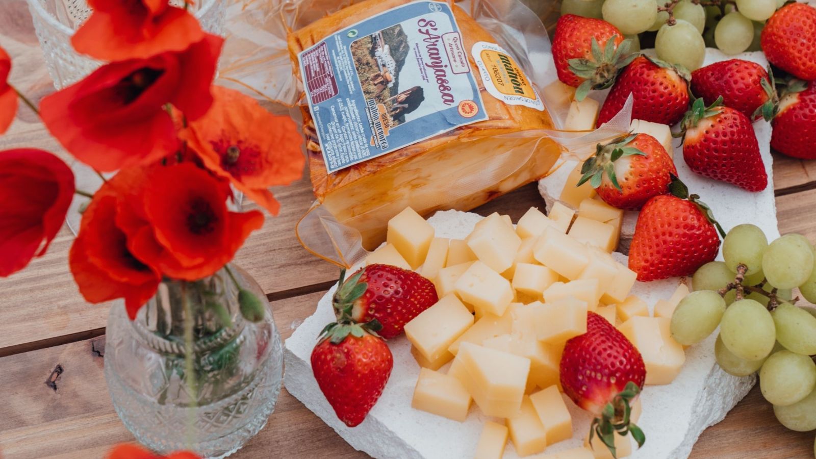 Queso Mahón-Menorca D.O.P. en tabla con pan y aceite