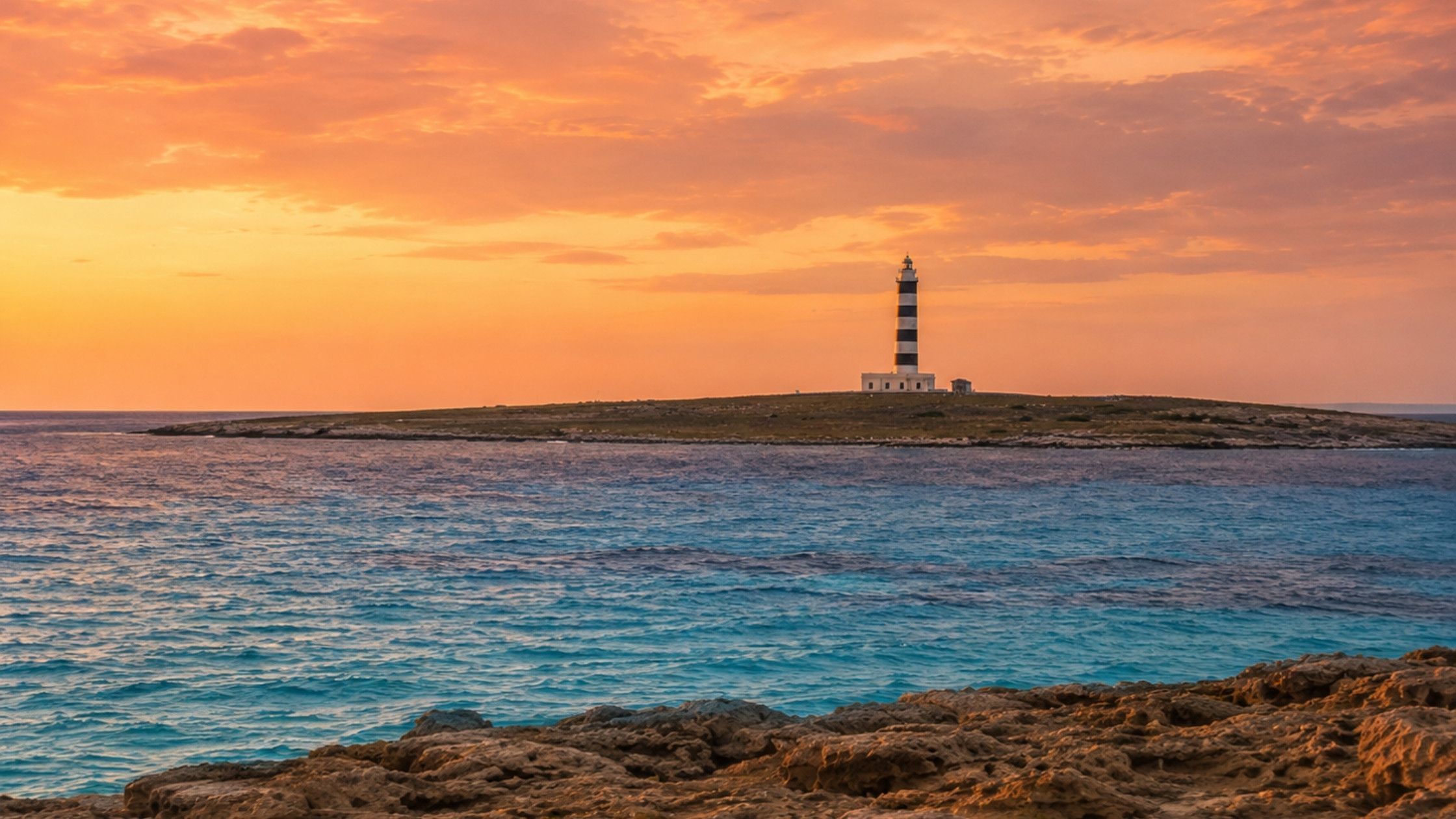 Faro de la Illa de l’Aire en Menorca visto desde la costa de Punta Prima
