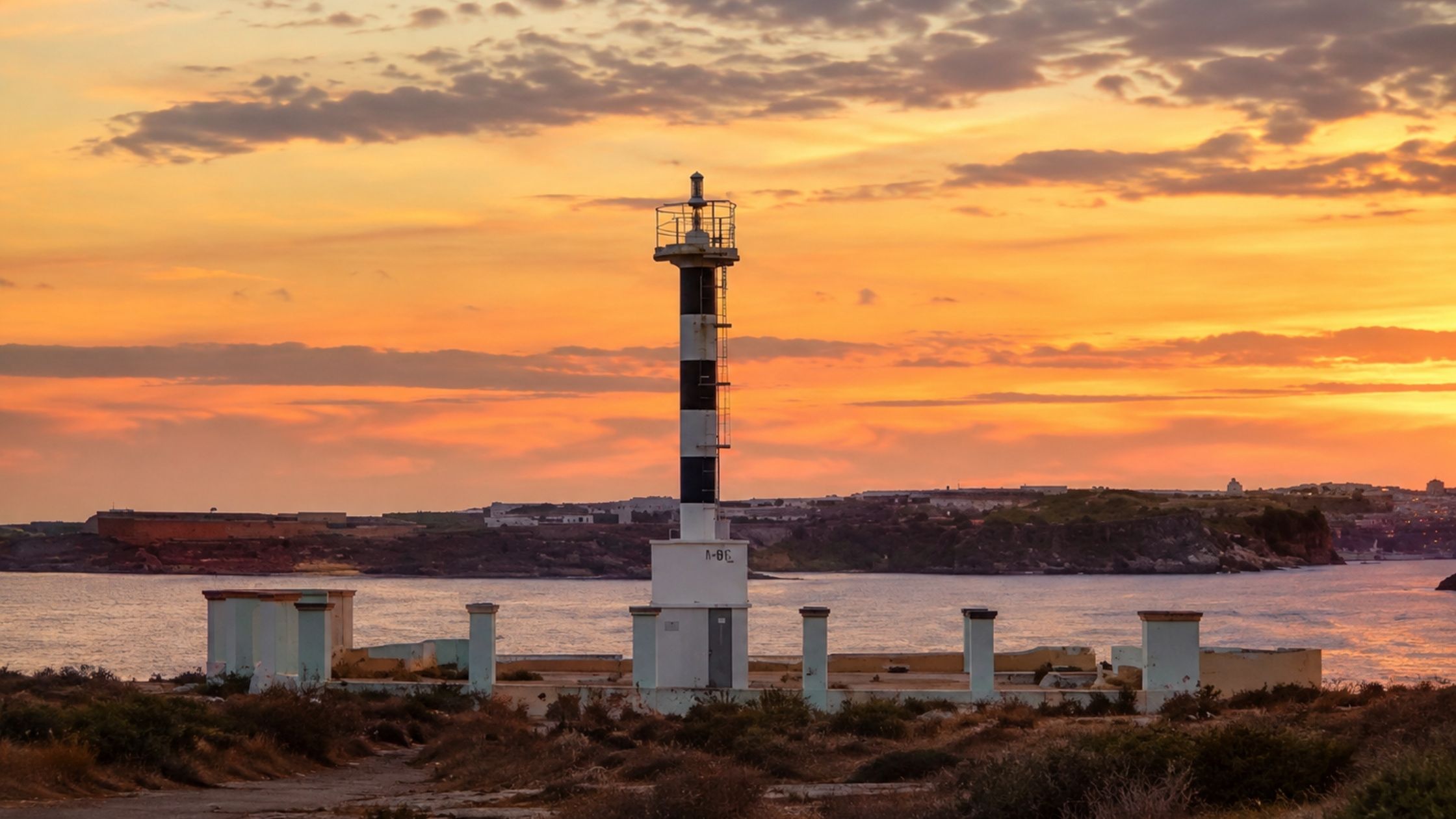 Faro de San Carlos en Maó, uno de los faros menos conocidos de Menorca