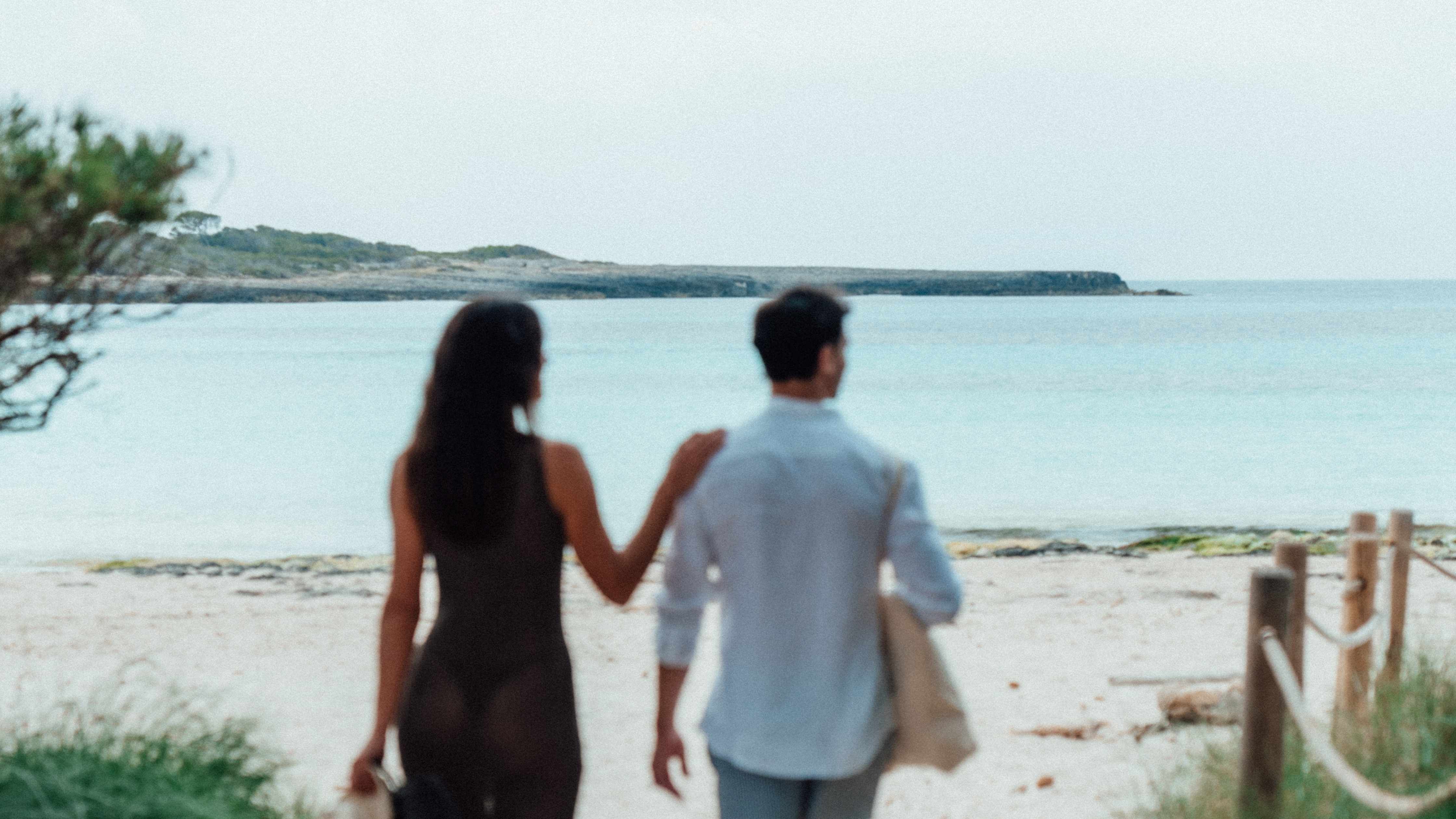 Cala tranquila de Menorca a primera hora de la mañana