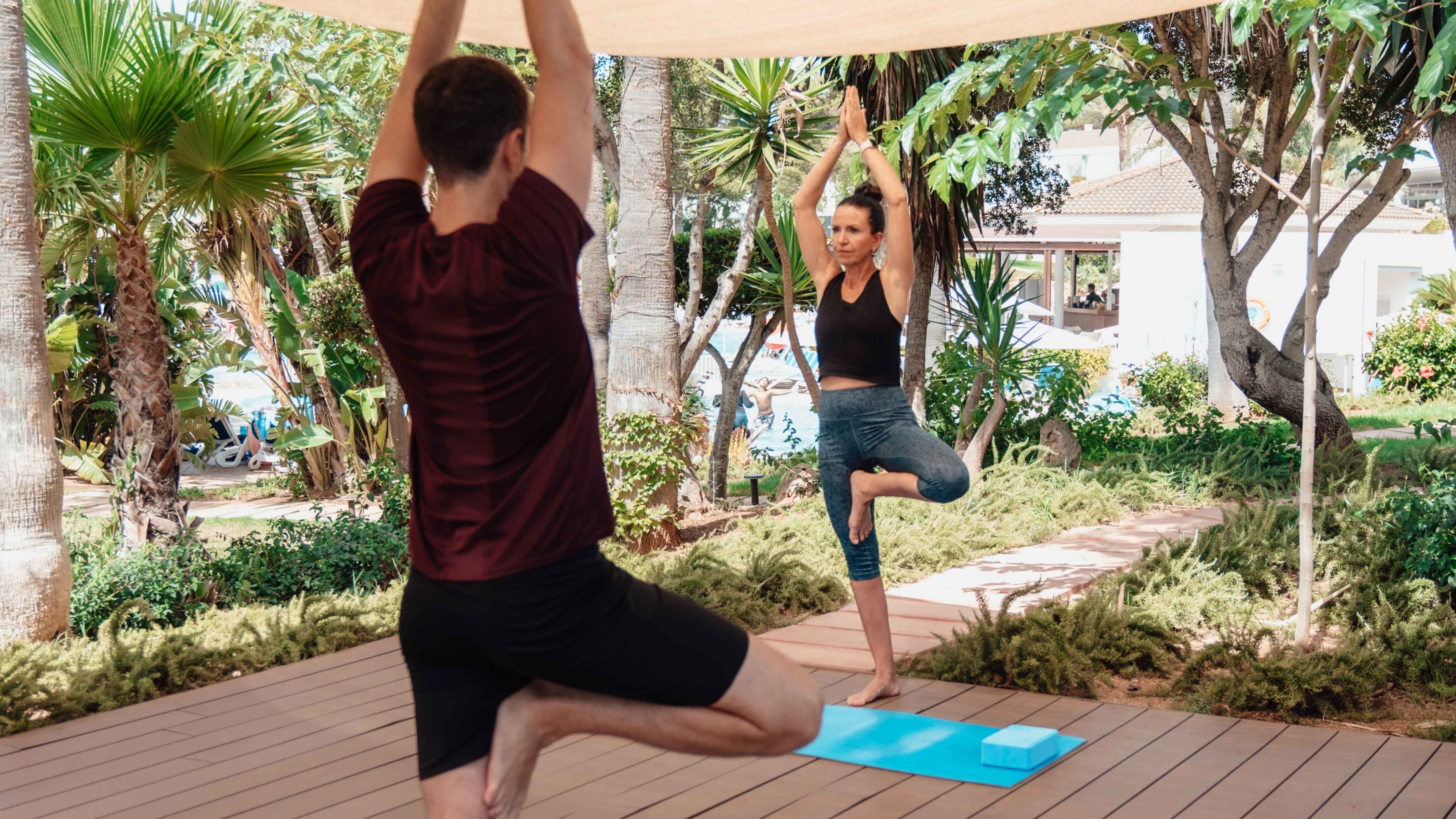 Yoga al aire libre en Sagitario Princesa Playa Menorca