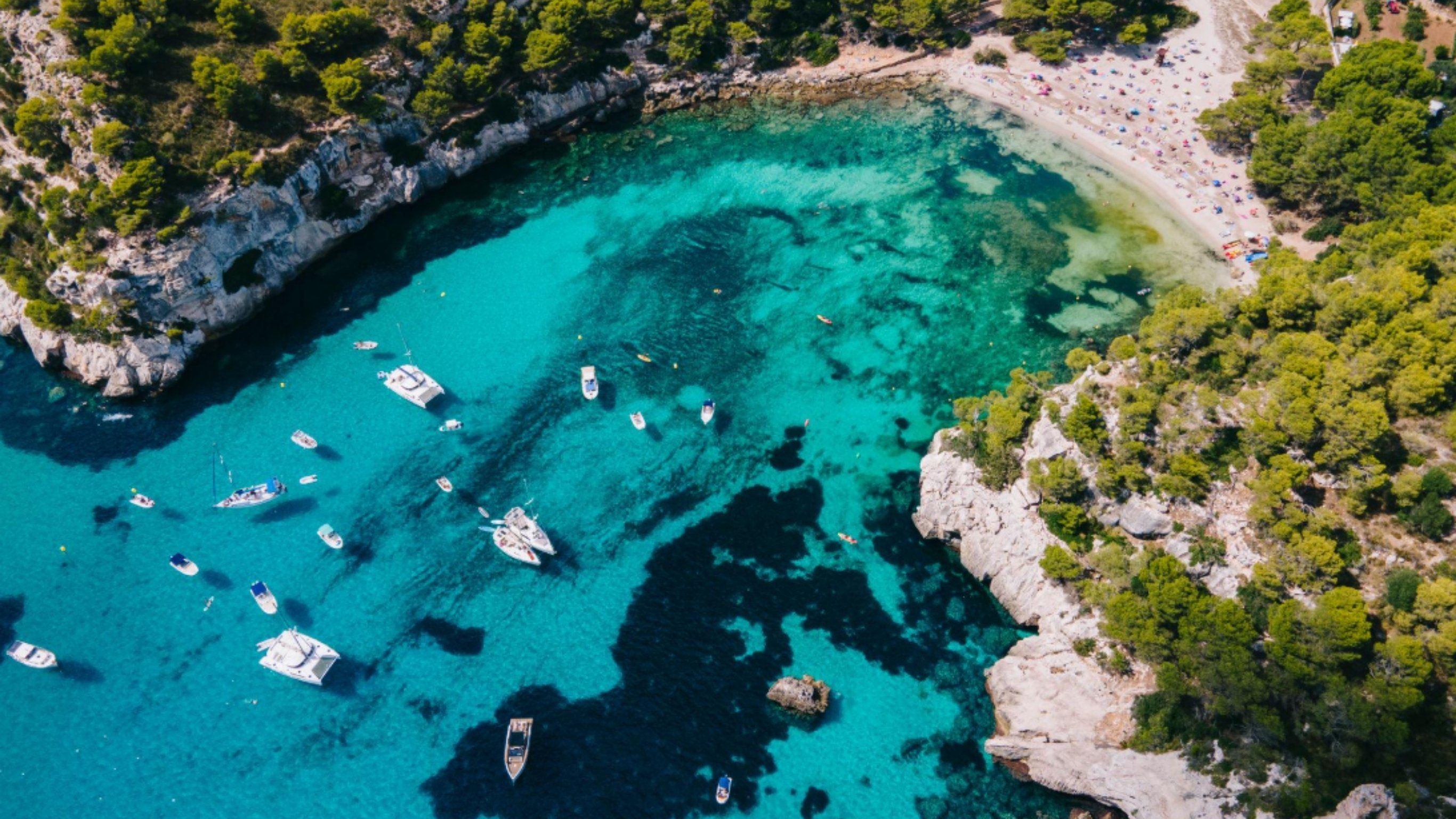 Cala Macarelleta en Menorca, rodeada de pinos y aguas turquesas
