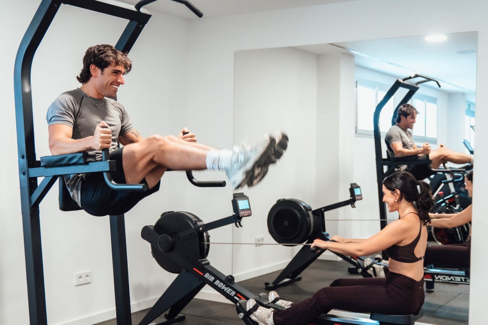 Dos personas entrenando con pesas rusas en el gimnasio de Gran Sagitario.